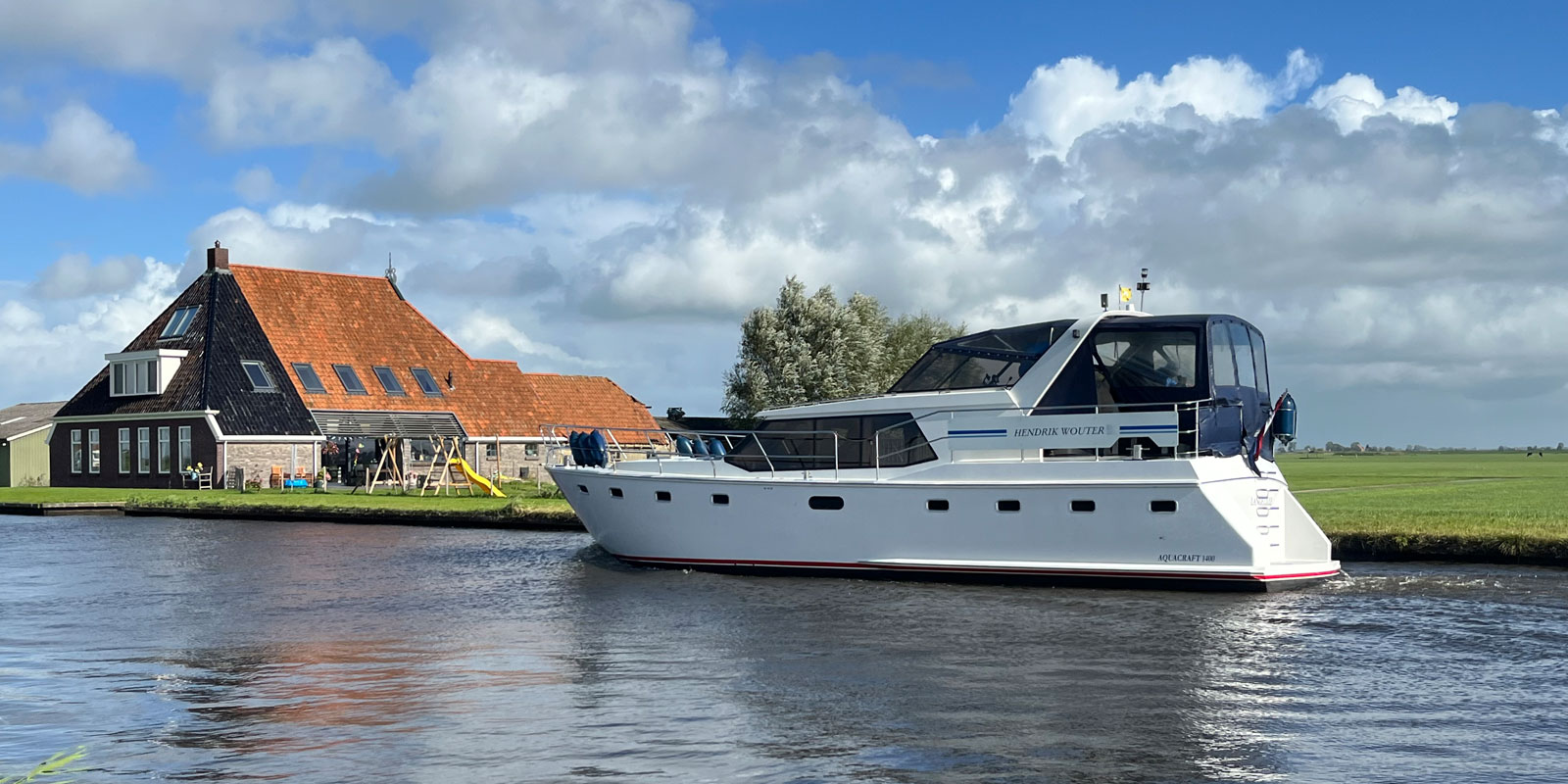 Motorboot-varen-in-Friesland