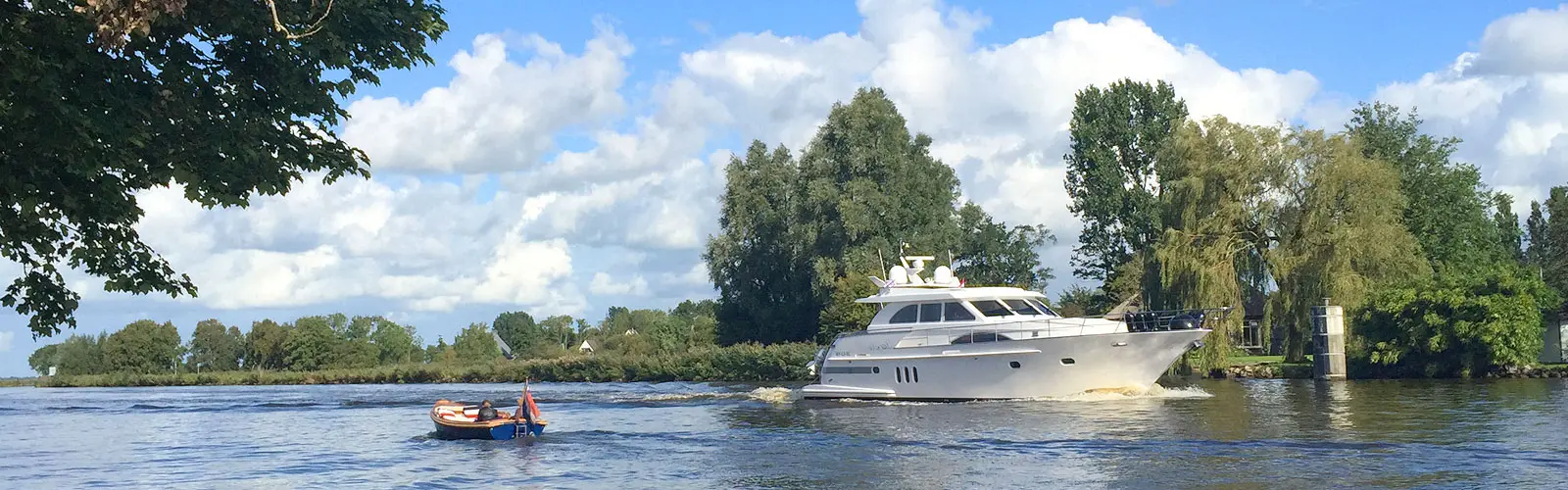 bootverhuur-en-vakantiehuisjes-aan-het-water-in-Friesland