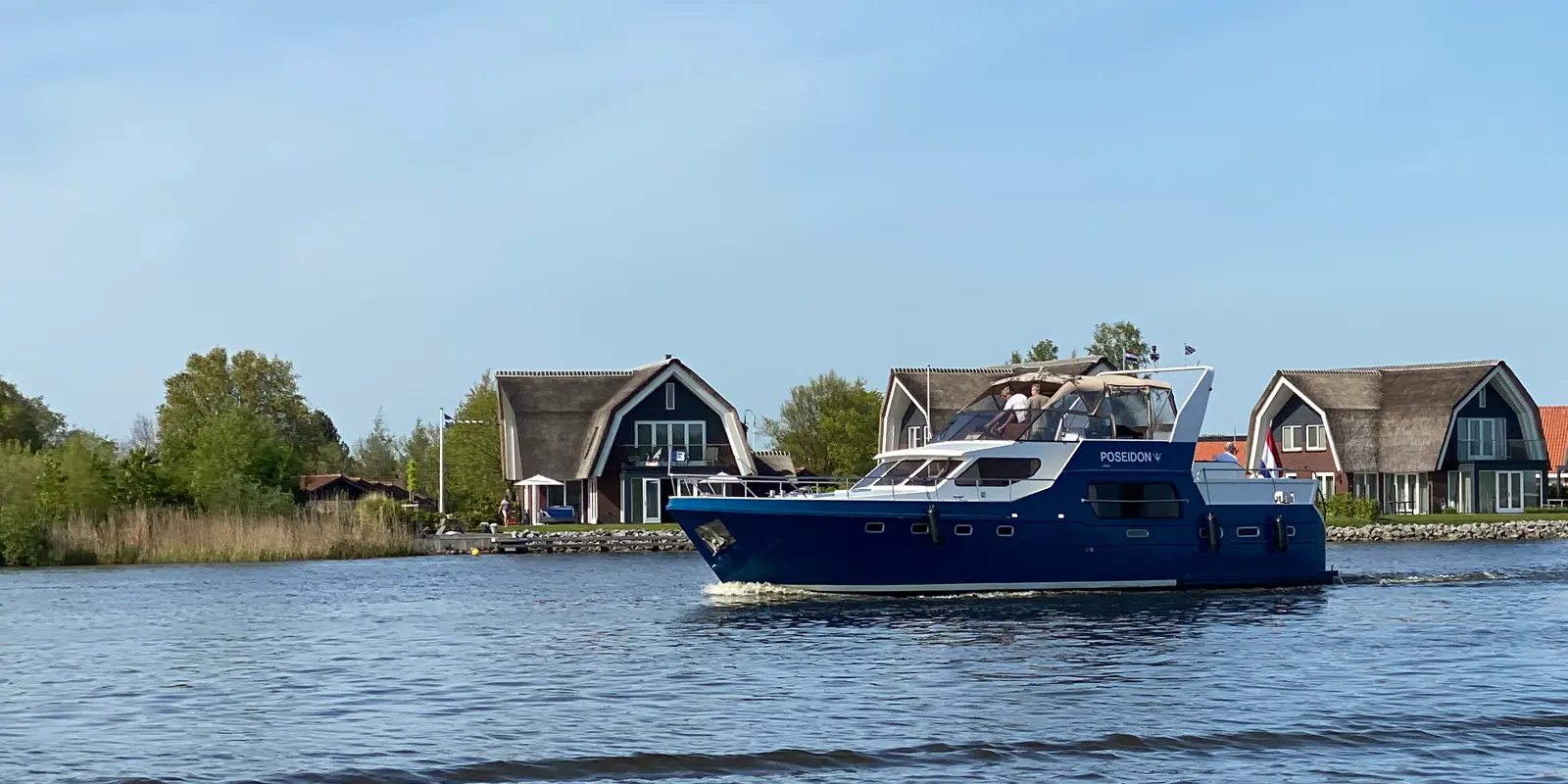 Motorboot-varen-in-Friesland