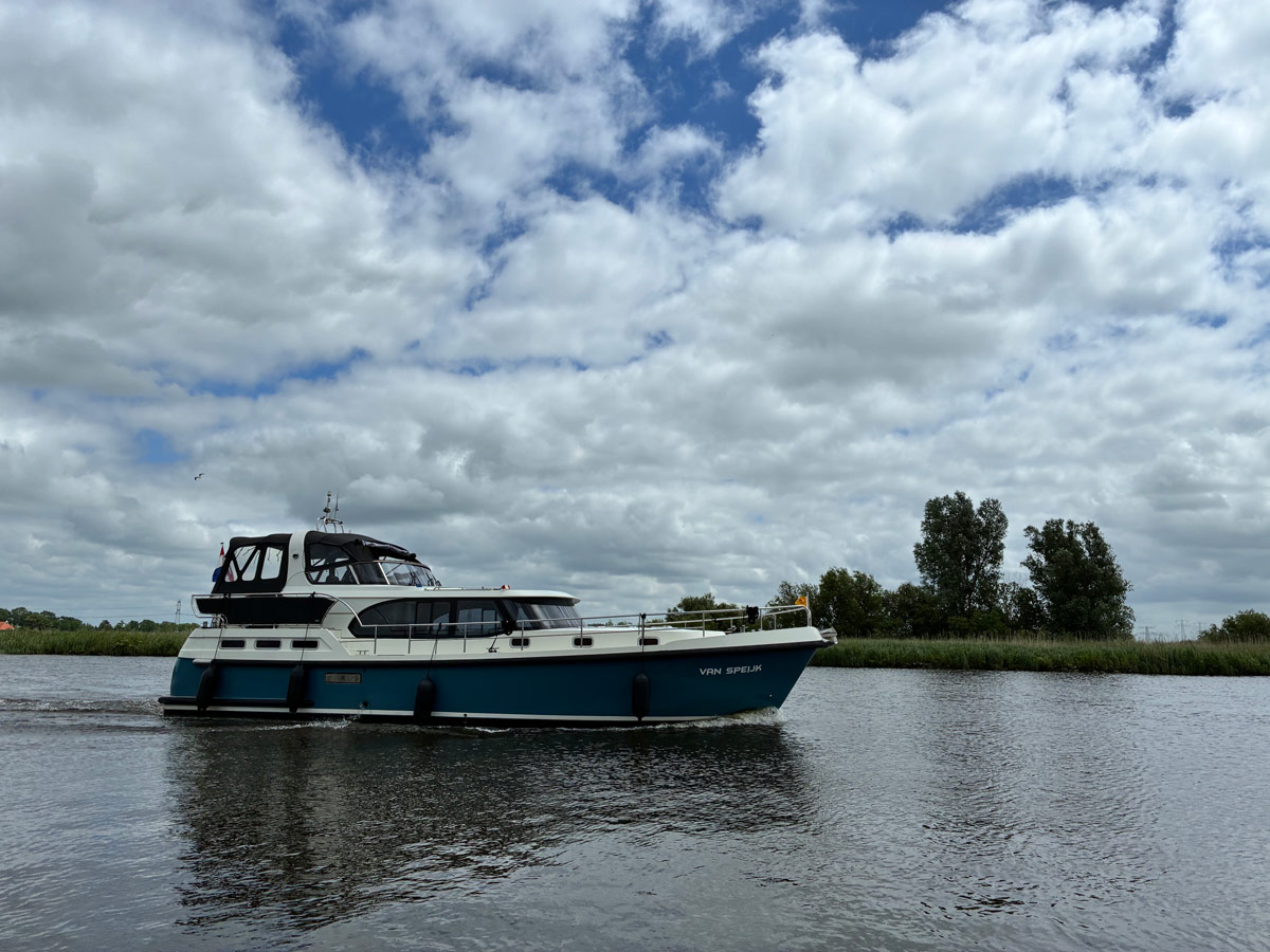 De-leukste-Friese-dorpen-om-met-de-boot-te-bezoeken