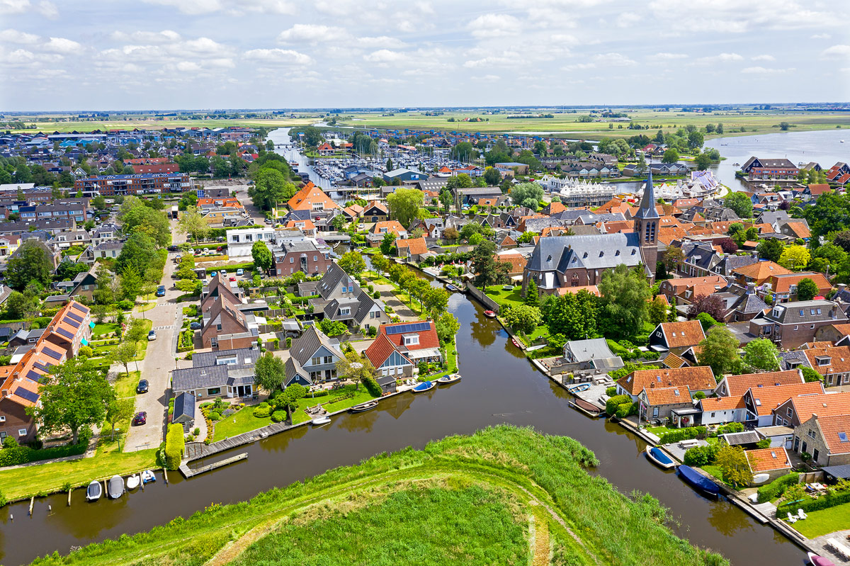 varen-langs-heeg-friesland-met-een-motorjacht