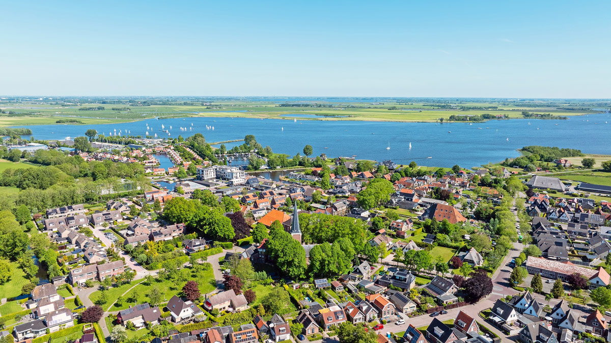 varen-naar-langweer-met-een-motorjacht