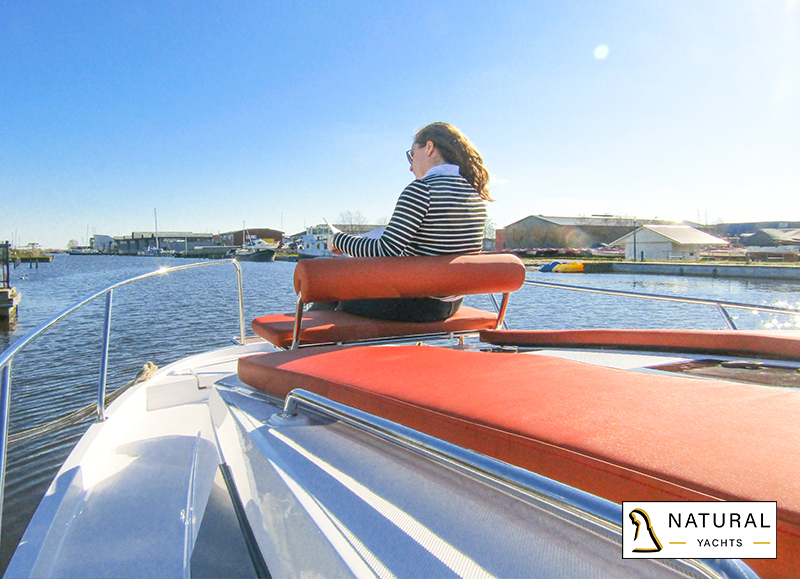 Zonnedek van een elektrische motorboot