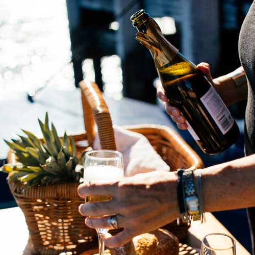 Picknick dranken voor een zomerse bootvaart