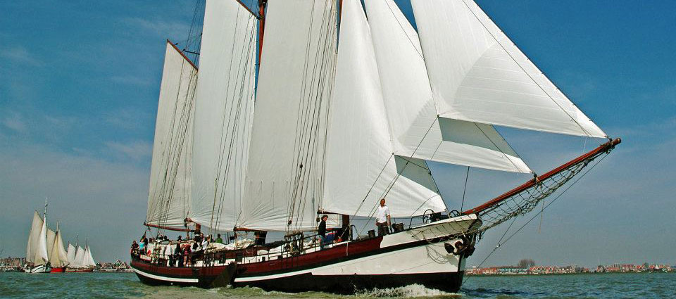 Bedrijfsuitje op een traditioneel zeilschip